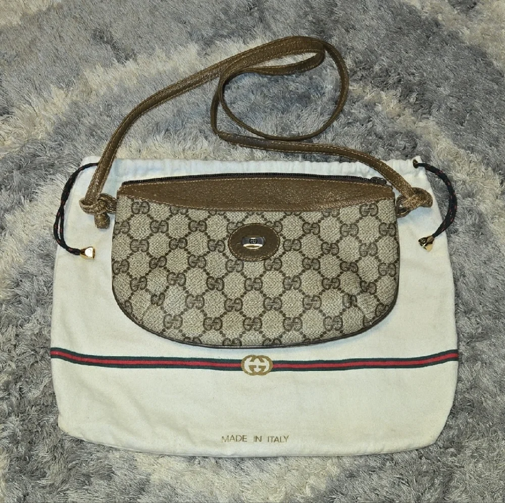 Gucci Signature Monogram Supreme Shoulder Bag in Brown and Cream - Picture 1 of 16